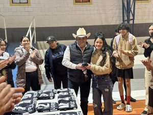 Entrega de uniformes a equipos de voleibol del municipio de Fronteras