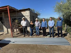 Entrega de láminas y barrotes a diversas familias de la comunidad de Esqueda