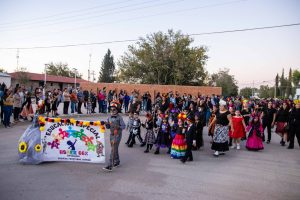 Desfile de catrinas y catrines en Esqueda