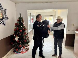 Entrega de chamarras para el personal de la Policía Municipal de Fronteras.