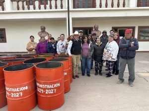 Entrega de barricas para basura en las diferentes comunidades del municipio de Fronteras, Sonora