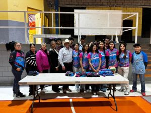 Entrega de uniformes deportivos a las selecciones que representarán a nuestra comunidad en el Estatal de Voleibol